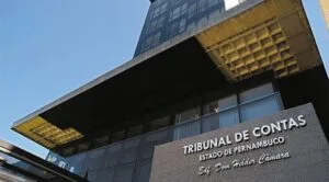 Fachada moderna do edifício Dom Helder Câmara do Tribunal de Contas do Estado de Pernambuco (TCE-PE), com letreiro em destaque indicando ‘Tribunal de Contas Estado de Pernambuco