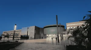 Fachada moderna da Assembleia Legislativa do Estado de Goiás iluminada ao anoitecer, usada no site do Discursiva na Prática para divulgar cursos de prova discursiva para o concurso ALEGO 2025