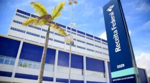Prédio da Receita Federal do Brasil, usado para ilustrar o curso Assinatura Fiscal do Discursiva na Prática, voltado à preparação para provas discursivas de concursos da Receita Federal e das Secretarias de Fazenda, com foco em bancas como Cebraspe, FGV e FCC.