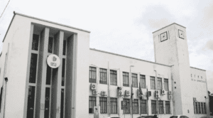 Fachada da SEMEC de Porto Velho relacionada ao concurso ISS Porto Velho para Auditor Fiscal e Assistente de Arrecadação e ao curso de discursiva do Discursiva na Prática.