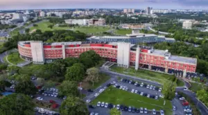 Vista aérea do Centro Administrativo da Bahia (CAB), em Salvador, sede de órgãos do Governo da Bahia. Concurso EPPGG Bahia – Curso de discursivas Discursiva na Prática.