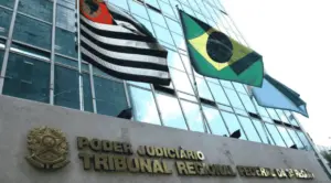 Fachada do Tribunal Regional Federal da 3ª Região (TRF3), com as bandeiras do Brasil e do estado de São Paulo.